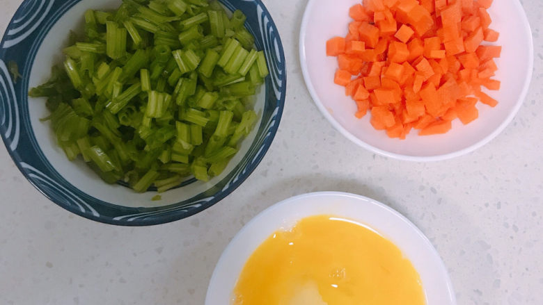 菠菜鸡蛋面,<a style='color:red;display:inline-block;' href='/shicai/ 25'>胡萝卜</a>切粒，<a style='color:red;display:inline-block;' href='/shicai/ 117'>菠菜</a>切粒。<a style='color:red;display:inline-block;' href='/shicai/ 117'>菠菜</a>我只用茎