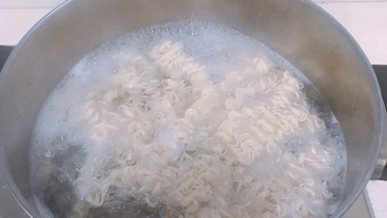 菠菜鸡蛋面,先煮<a style='color:red;display:inline-block;' href='/shicai/ 4687'>面</a>。煮好后过一遍凉水或者加少量香油拌一下。