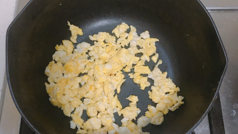 菠菜鸡蛋面,然后炒<a style='color:red;display:inline-block;' href='/shicai/ 9'>鸡蛋</a>。