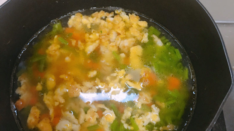 菠菜鸡蛋面,把所有食材倒进锅里，加适量开水煮5分钟。起锅前加少量盐调味，然后浇到面上即可。