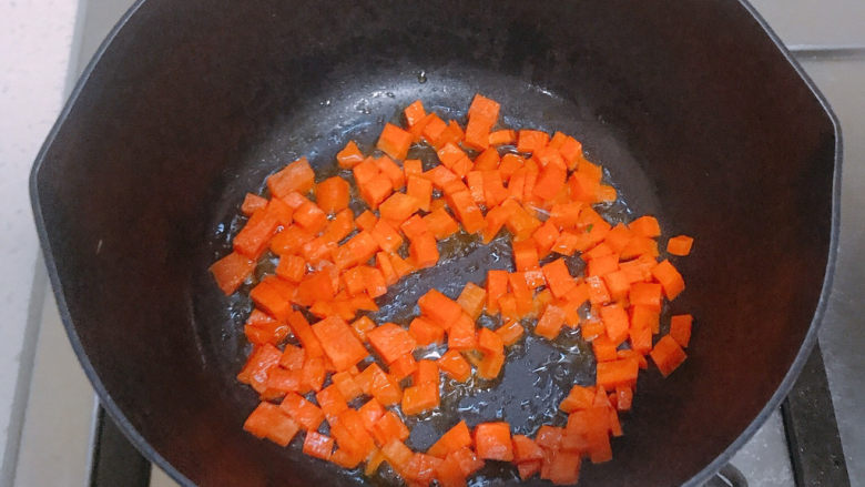 菠菜鸡蛋面,胡萝卜加少量油翻炒后捞起。