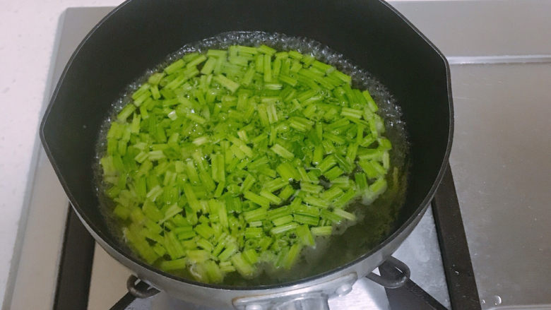 菠菜鸡蛋面,菠菜粒加少量食用油，焯水一分钟。