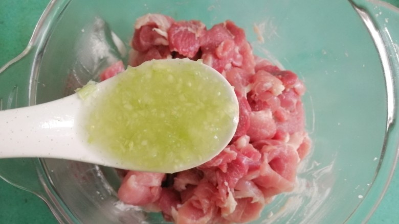 芋饺,分两三次加入葱姜水,我大概加了4汤匙
