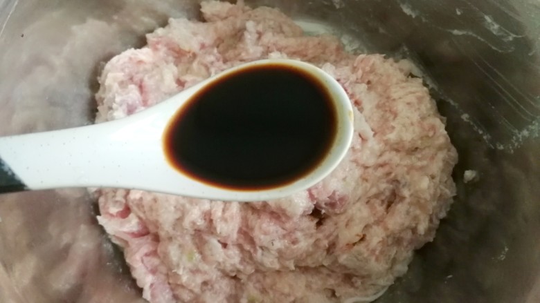 芋饺,绞好的肉馅装入一个大的容器,加入1汤匙<a style='color:red;display:inline-block;' href='/shicai/ 692'>酱油</a>