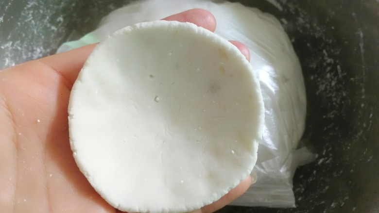 芋饺,取15克左右小面团揉圆,用两个大拇指边转圈边按压至饺子皮大小