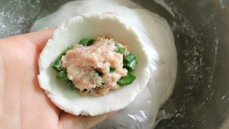 芋饺,放适量肉馅,我还放了一点葱花