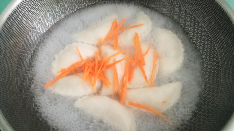 芋饺,放一丢丢红萝卜丝,再加点盐