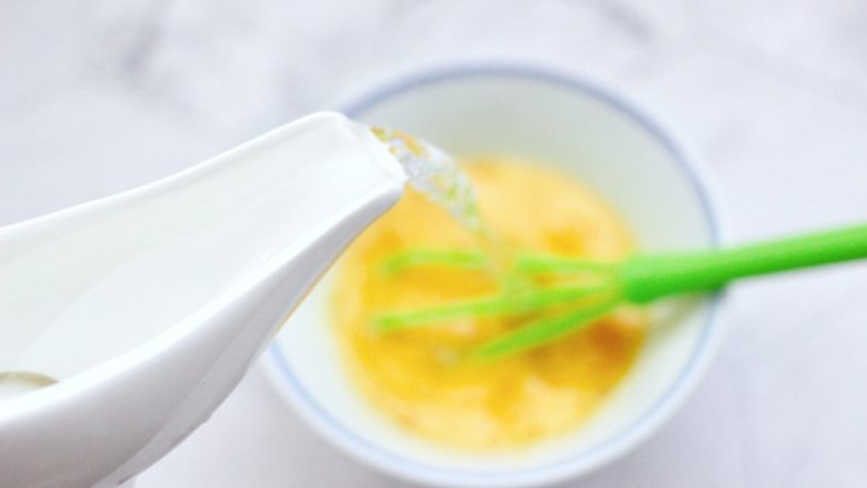 飞蛤豆腐鸡蛋羹,再分次加入温水,(鸡蛋液的1倍温水最合适)搅拌均匀。