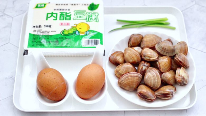 飞蛤豆腐鸡蛋羹,首先备齐所有的食材,