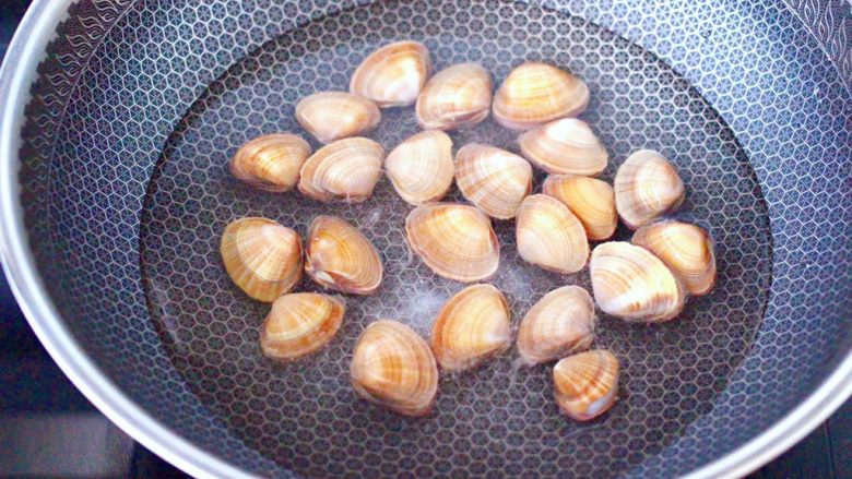 飞蛤豆腐鸡蛋羹,买回家的飞蛤,用淡盐水浸泡一小时后,反复冲洗干净,锅中倒入适量的清水,加入盐,把飞蛤放入锅中。