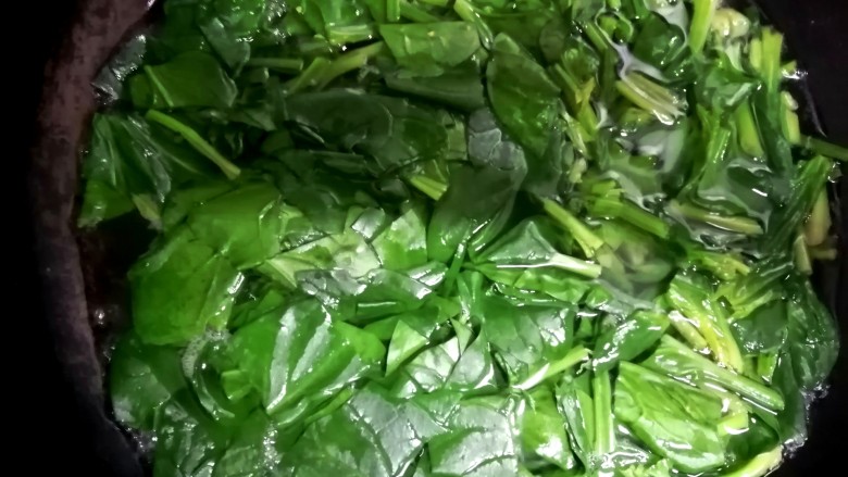 凉拌菠菜粉丝,放入开水中焯水,锅里加点盐,菜的鲜色会更鲜亮。