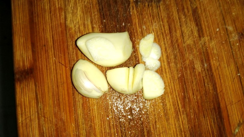 凉拌菠菜粉丝,准备蒜。