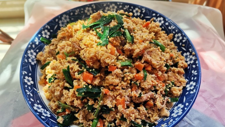 最时令的菜,几亿个“蛋”一起炒,你吃过没?,非常好看,也非常香的,当下最时令的菜,鱼卵炒蛋就做好了。
这样的一盘鱼卵炒蛋里面是不是有一亿个“鱼蛋”呀?我没撒谎吧?哈哈哈……