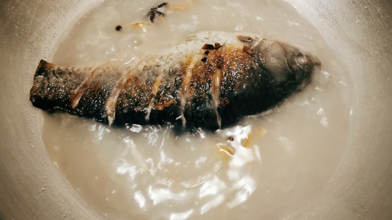 奶白鲫鱼豆腐汤,煮至汤汁奶白色