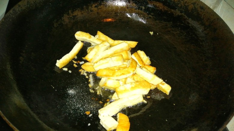 韭菜炒豆腐,起锅烧油,放入葱姜,先炒豆腐,加盐,耗油,再倒入韭菜。