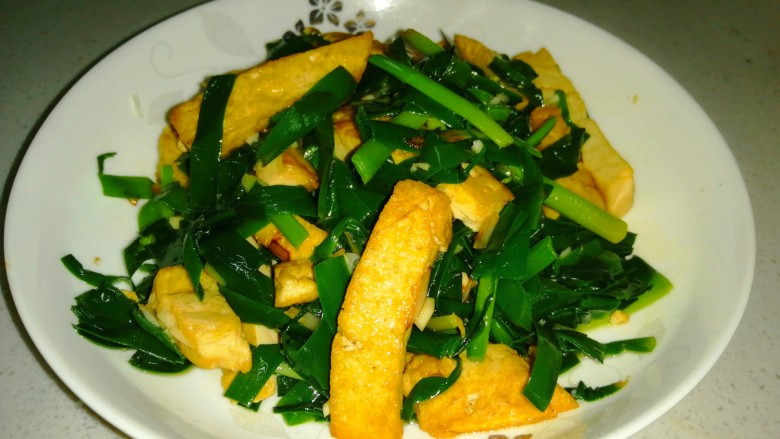 韭菜炒豆腐,入味均匀,盛入盘中。
