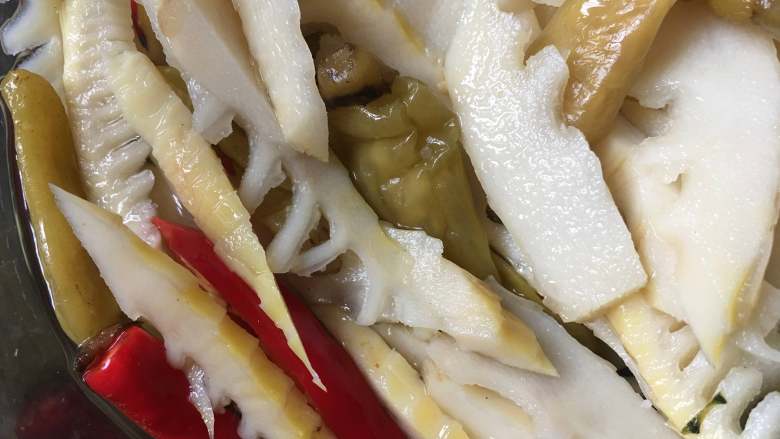 泡椒春笋,倒入泡椒水,如果泡椒水比较的少,你可以加入少许的凉白开,然后密封放入冰箱冷藏24小时