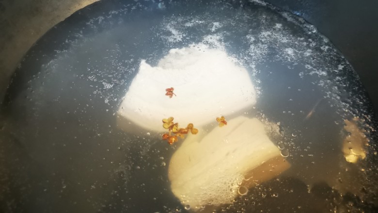 四川烧白,五花肉洗净入锅加水,加几颗花椒,大火烧开中火煮10-20分钟