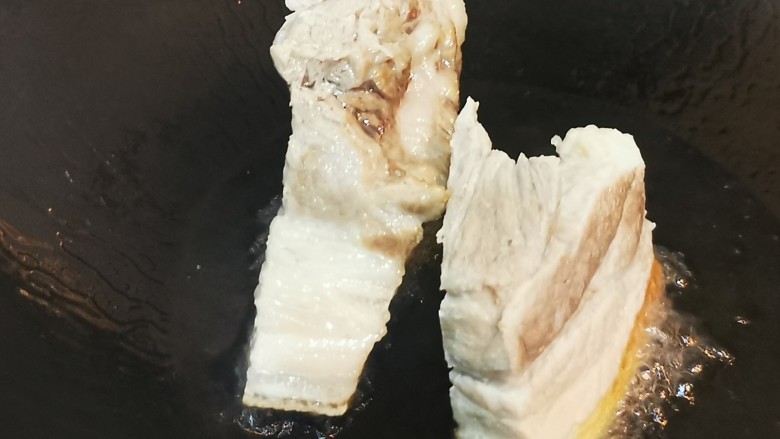 四川烧白,锅里热油,油适量多加点,将煮好的五花肉皮朝下放进热油炸至肉皮金黄