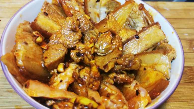 四川烧白,蒸碗铺叠好五花肉,一些细碎的肉片可以放在最中间