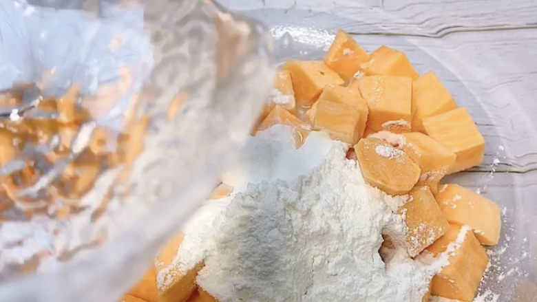 红薯饼,加入适量清水，搅拌均匀