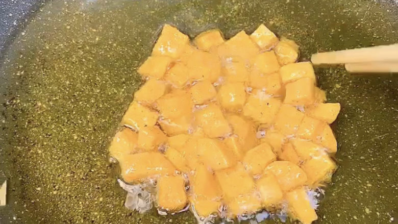 红薯饼,红薯炸得基本熟了，底部全都粘在一起，就可以给它取下来了。