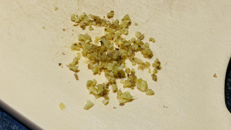 四川烧白,姜洗净,切末,待用;