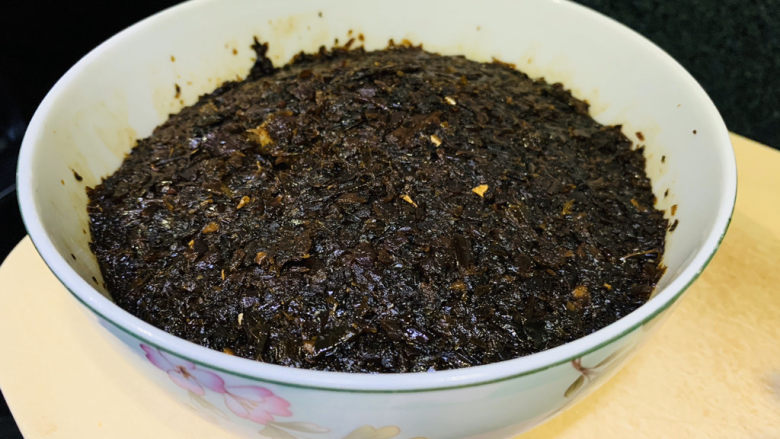 四川烧白,用芽菜把肉全部盖住,压紧;