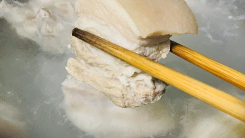 四川烧白,煮到三层肉没血水,用筷子夹出来,煮肉的水不要倒,留着等会泡肉用;