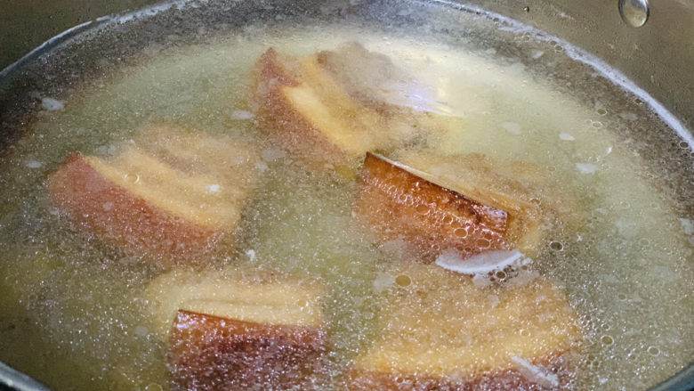 四川烧白,放刚才捞肉的水里,开大火,泡一会,这样肉皮才会起皱;