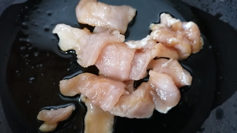 泡椒春笋,锅内放油烧热,放入肉片翻炒