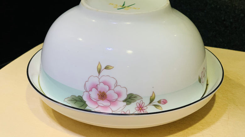四川烧白,四川烧白就可以出锅,然后拿一个盘子,碗倒扣,就成型了;