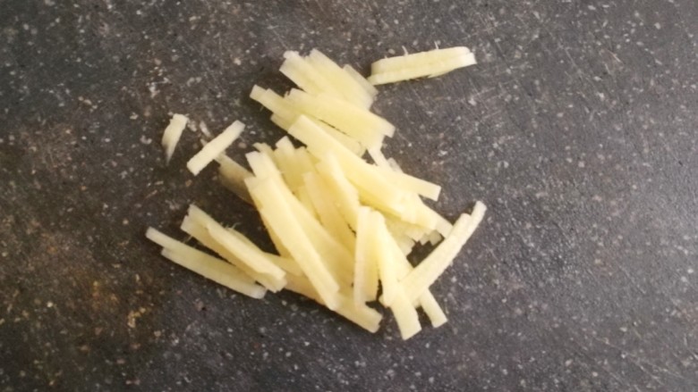 柠檬鸡翅,切一丢丢姜丝,姜片也可