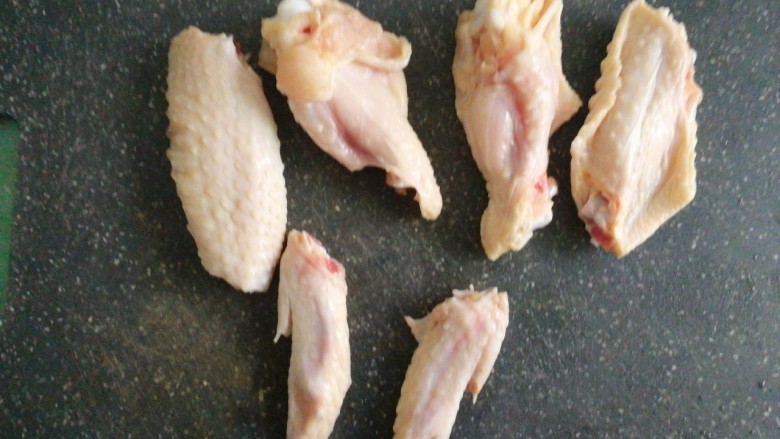 柠檬鸡翅,将鸡全翅切一下,肉厚的地方划两刀,方便入味