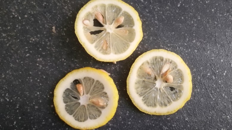 柠檬鸡翅,切三片,把籽去了,挤点柠檬汁出来