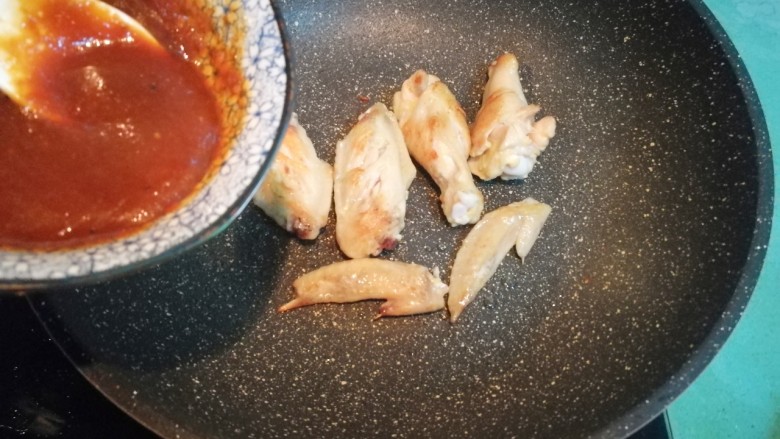 柠檬鸡翅,放入调好的酱汁,小火焖五分钟