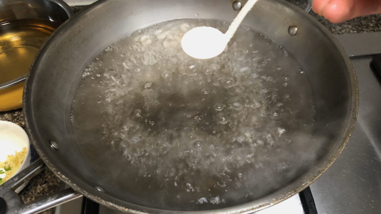 清炒豌豆➕红嘴绿鹦哥,坐锅烧水,水开加半茶匙食盐