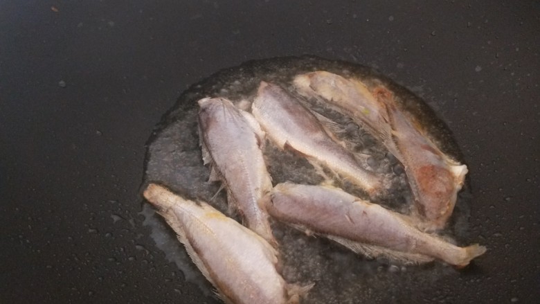 红烧小黄鱼,不沾锅倒入适量油烧热,煎制小黄鱼?