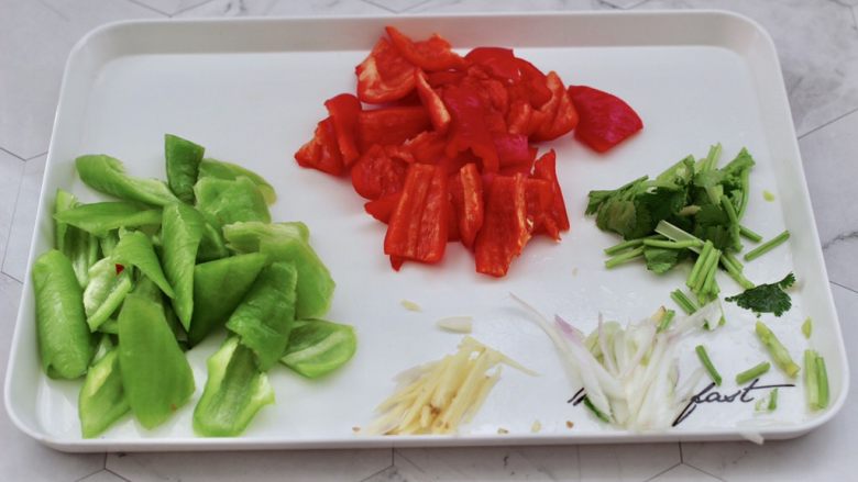 酱焖鸡脖,青红辣椒切成片,葱<a style='color:red;display:inline-block;' href='/shicai/ 37'>姜</a>切碎。