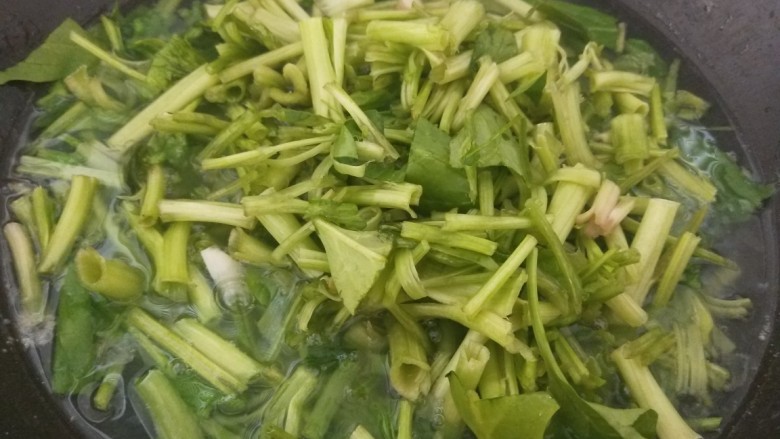 凉拌菠菜粉丝,菠菜倒入开水锅中。