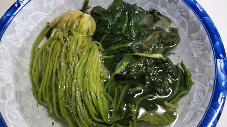 雪菜炒春笋,根据<a style='color:red;display:inline-block;' href='/shicai/ 190'>雪菜</a>咸度 用清水浸泡减少盐分