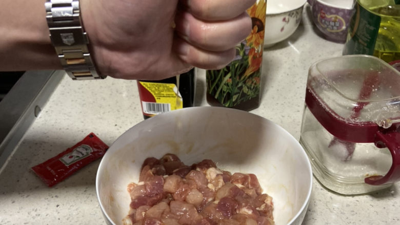 家庭便捷咖喱饭,生姜不是必须品可不放,搅拌均匀后腌制15分钟左右备用