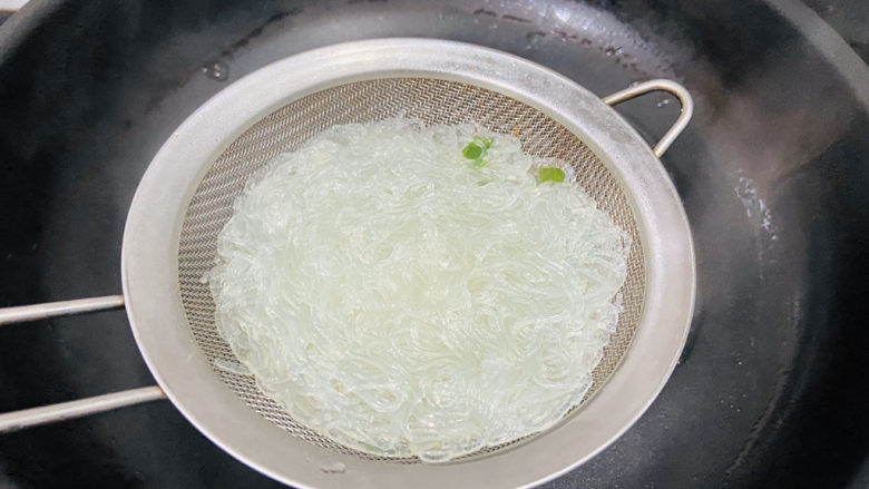 凉拌菠菜粉丝,捞起沥干水份再过凉水,防止粘成一坨