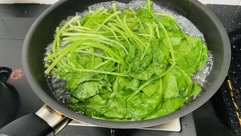 凉拌菠菜粉丝,锅中加入清水大火烧开加入适量盐和食用油,放入菠菜焯烫两分钟,去掉草酸