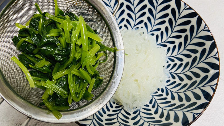 凉拌菠菜粉丝,菠菜、粉丝放入碗中