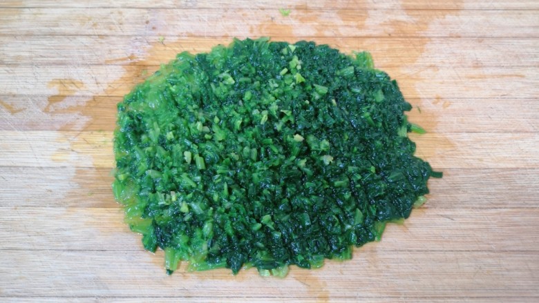 菠菜蛋卷,焯过水的菠菜捞出晾凉,剁成碎末。