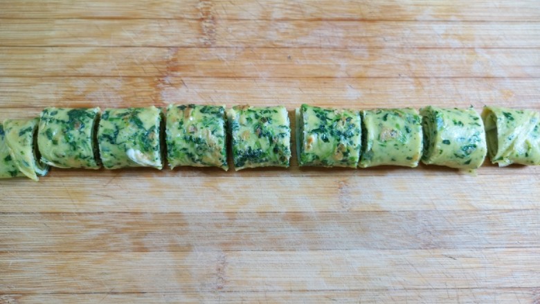 菠菜蛋卷,切成小份,菠菜蛋卷完成了。