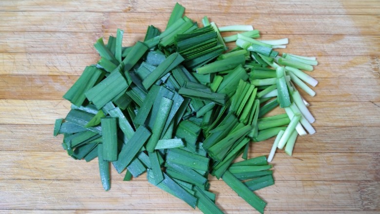 韭菜炒豆腐,<a style='color:red;display:inline-block;' href='/shicai/ 116'>韭菜</a>洗干净,控一下水分切成小段。
