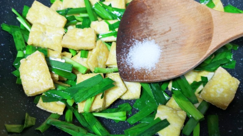 韭菜炒豆腐,放盐调味(注意盐不要放多了,因为豆腐用淡盐水浸泡过,有一点咸味)。