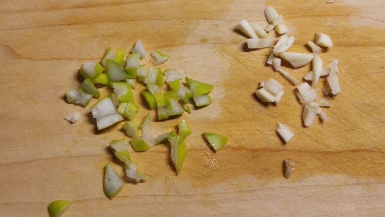 清蒸小黄鱼,葱另一部分切碎 蒜1瓣切碎